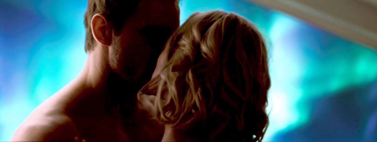 Jennifer Lawrence and Chris Pratt kissing, Passengers