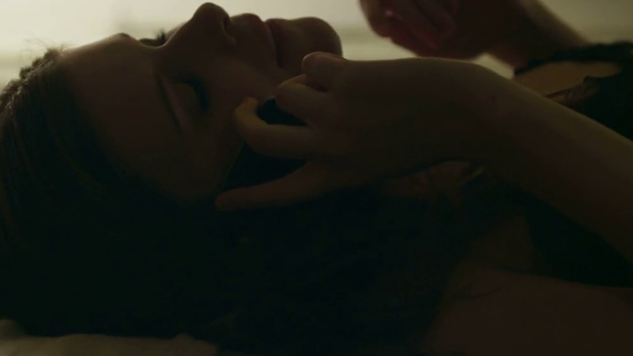 Kate Mara as Zoe Barnes on the bed in House of Cards S1E7 (2013)