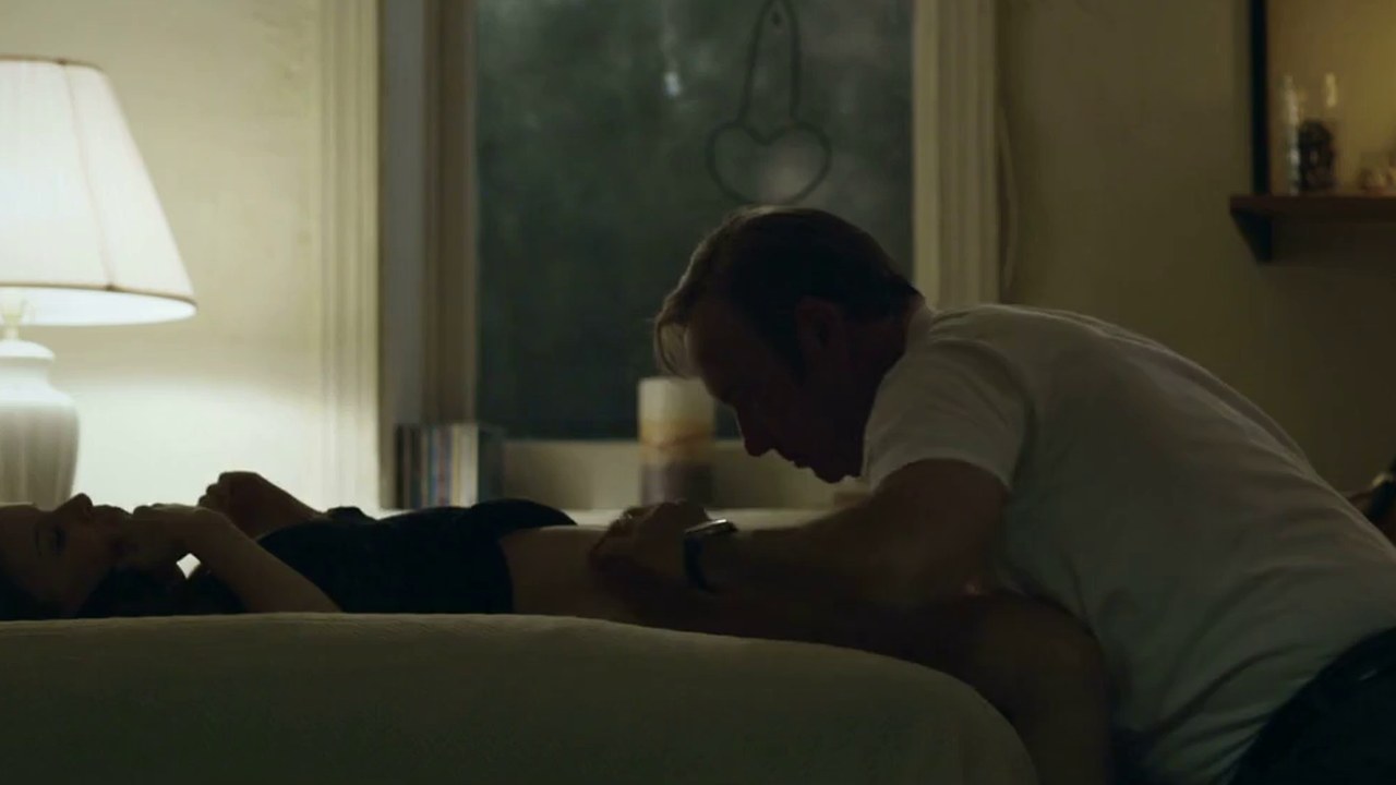 Kate Mara as Zoe Barnes with Frank Underwood, House of Cards S1E7 (2013)