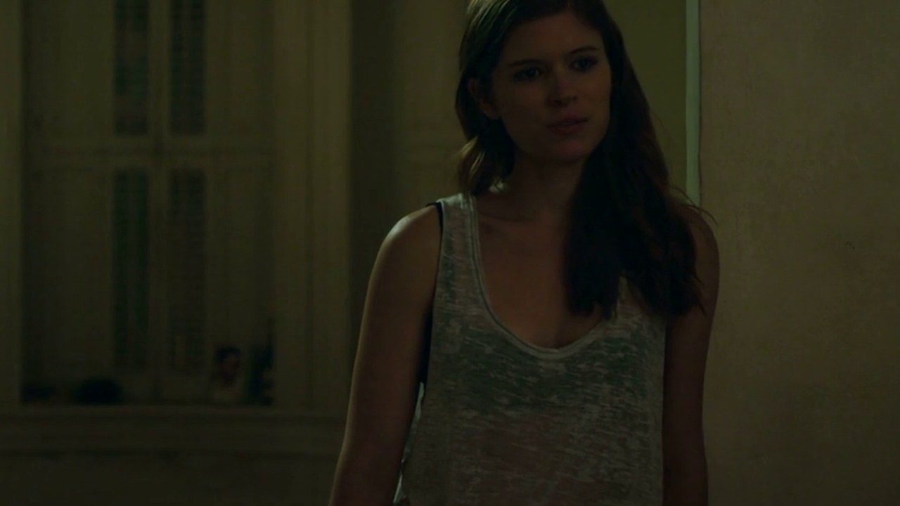 Kate Mara as Zoe Barnes in her apartment, House of Cards S1E9