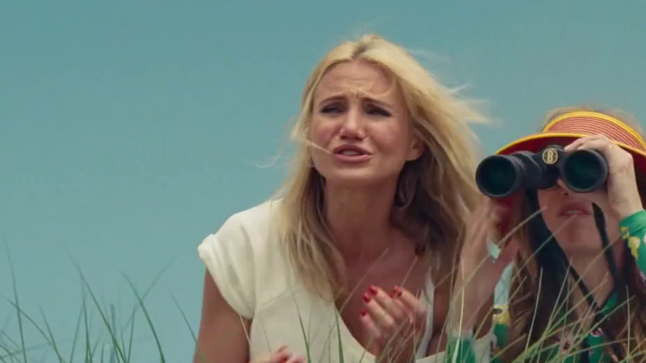 Cameron Diaz and Leslie Mann watching the beach through binoculars in The Other Woman (2014)