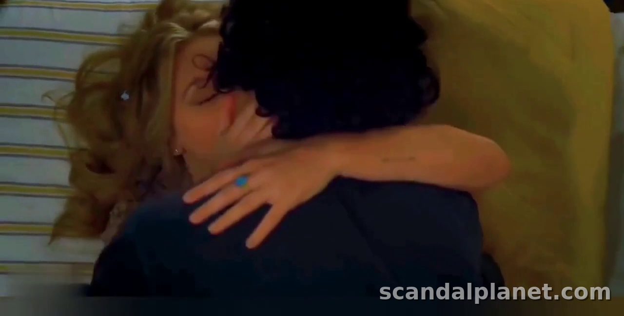 Lili Reinhart and Danny Ramirez kissing, Look Both Ways (2022)