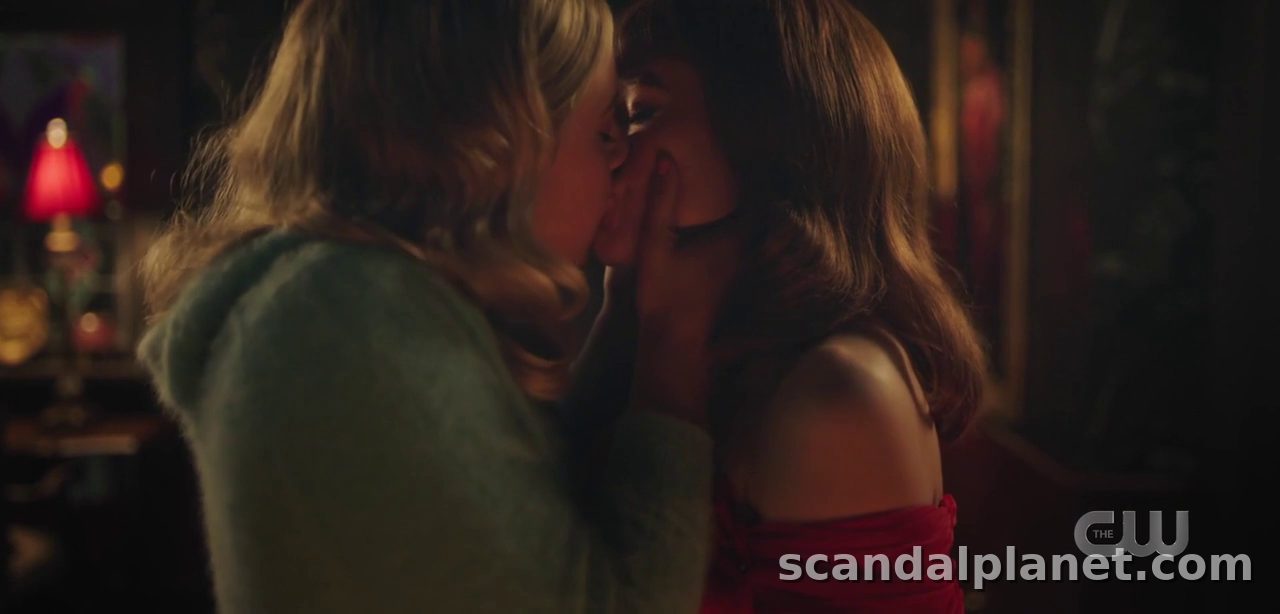The Riverdale Kiss With Madelaine Petsch (S6E4): Lili Reinhart scene preview