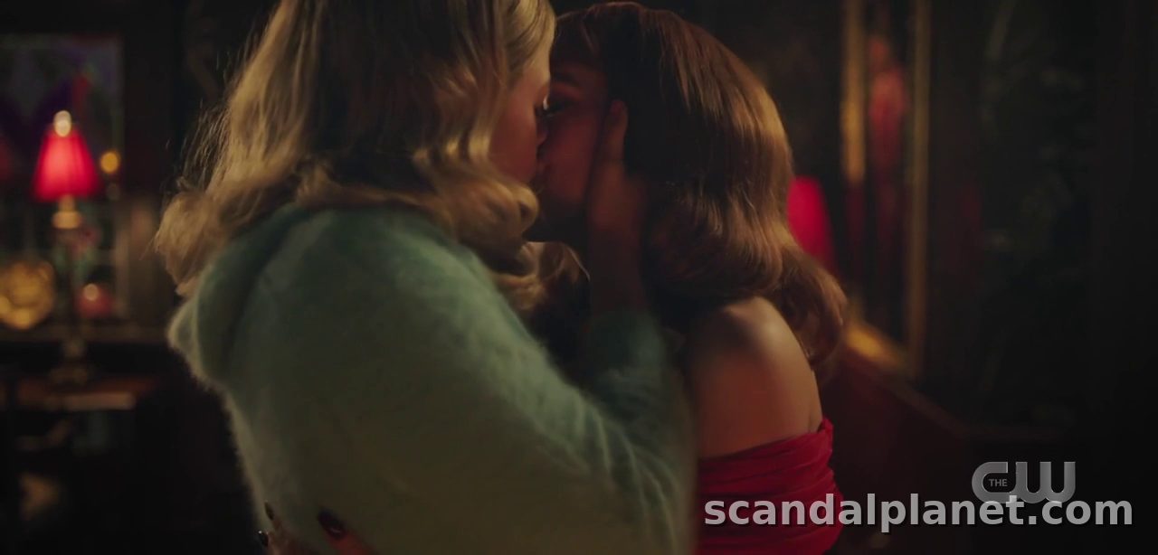 Bitsy and Poppy kissing, Riverdale season 6 episode 4