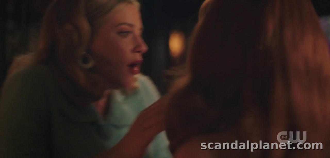 Lili Reinhart pulling back from the kiss, Riverdale S6E4