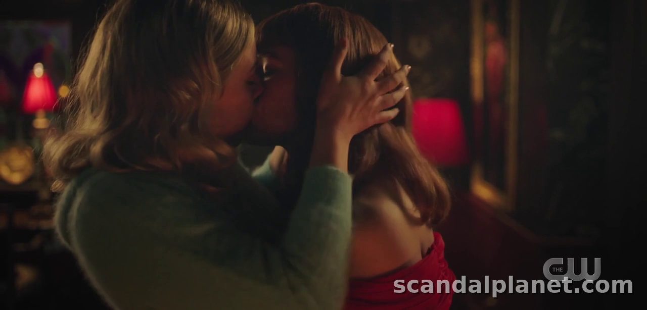 Lili Reinhart as Bitsy kissing Madelaine Petsch, Riverdale S6E4