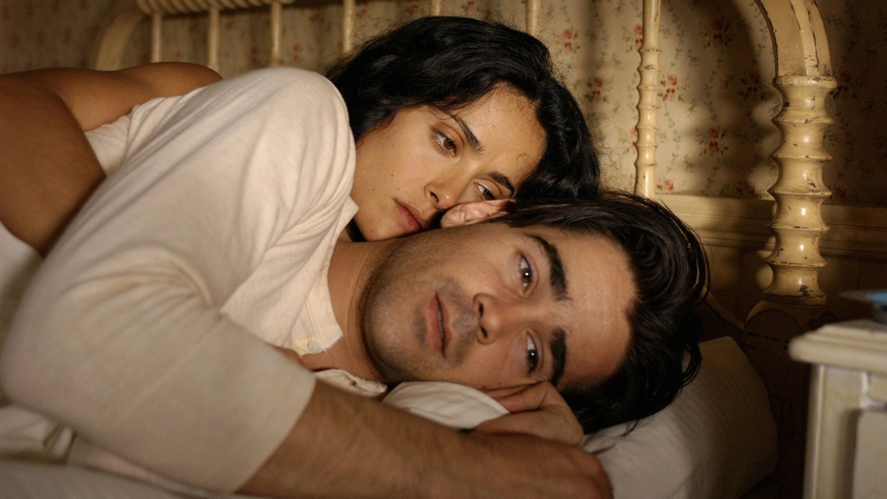 Salma Hayek as Camilla Lopez lying in bed with Colin Farrell as Arturo Bandini in Ask the Dust (2006)