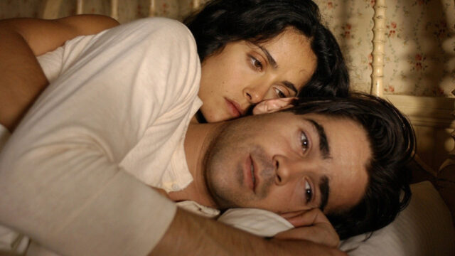 Salma Hayek as Camilla in bed with Colin Farrell in Ask the Dust (2006)