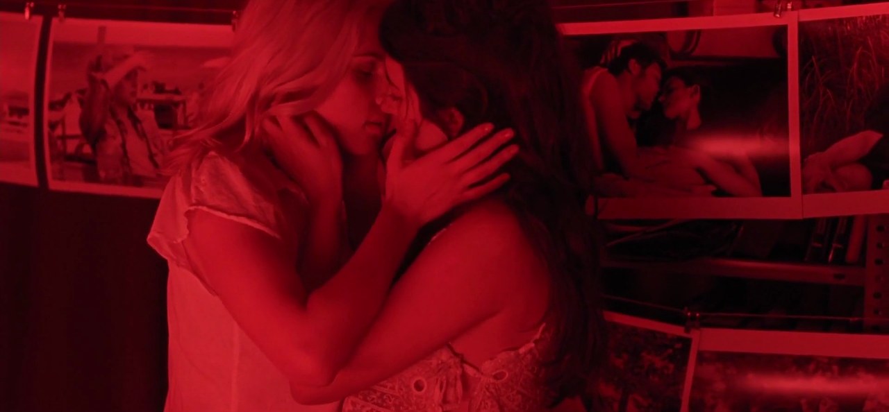 Scarlett Johansson and Penélope Cruz kissing, Vicky Cristina Barcelona