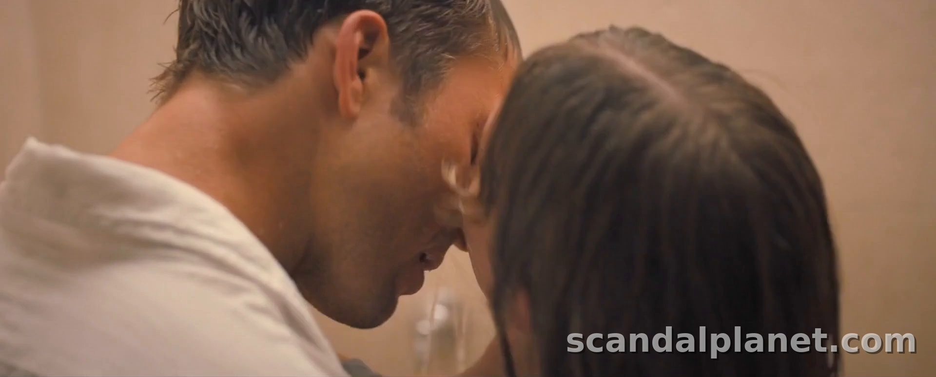 Sydney Sweeney and Glen Powell kissing in the shower, Anyone But You (2023)