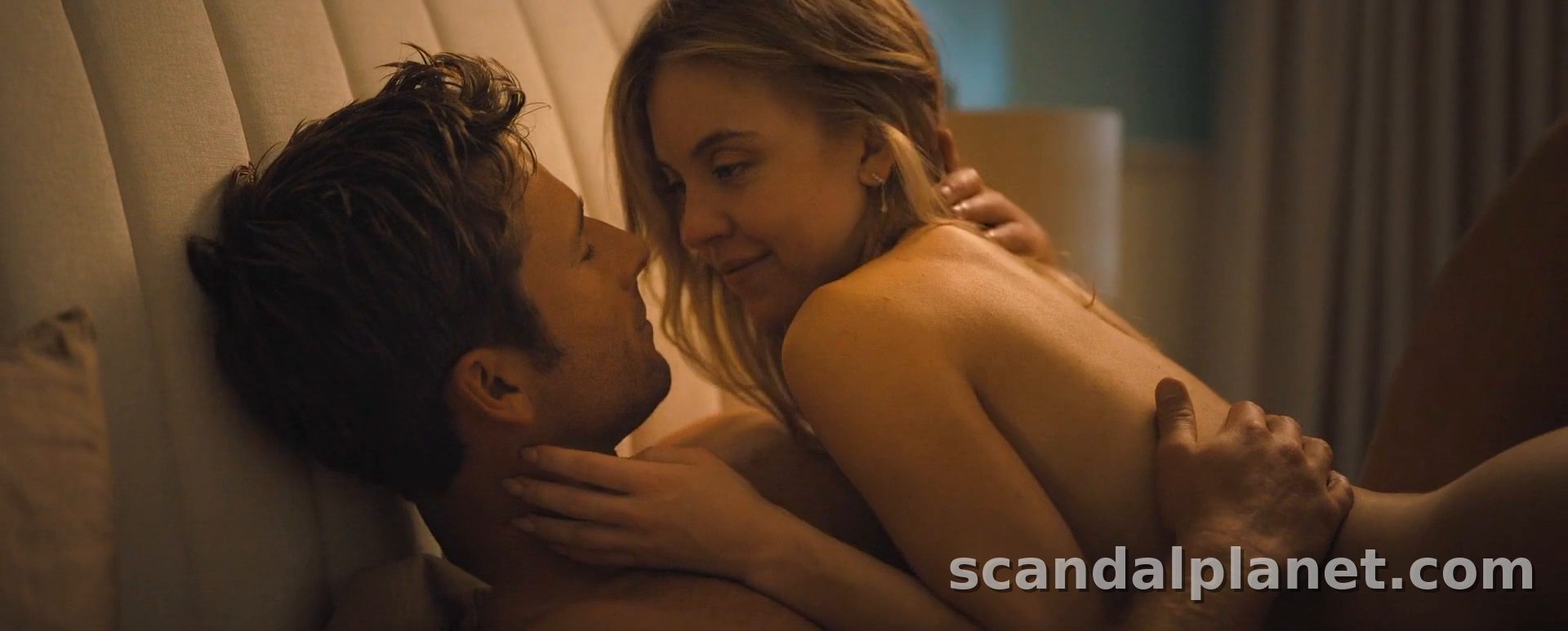 Sydney Sweeney and Glen Powell in bed, Anyone But You (2023)