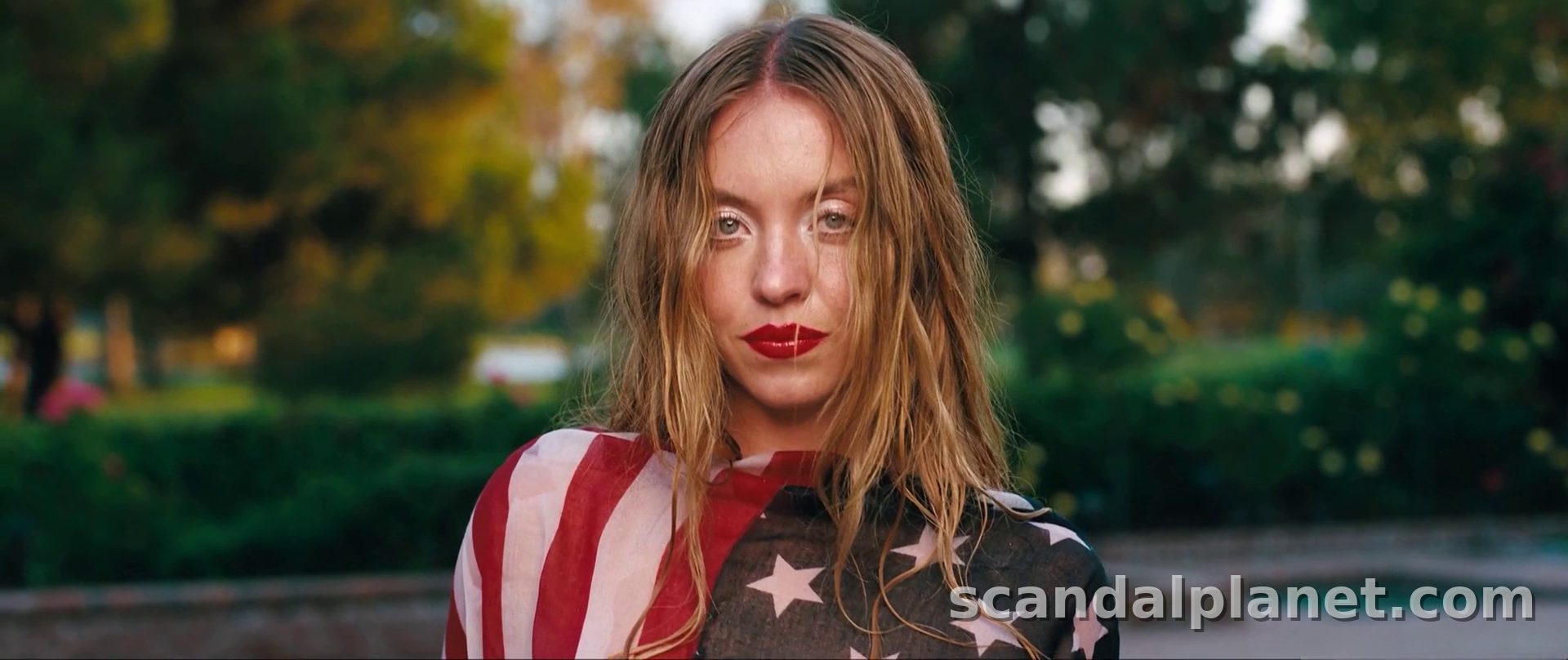 Sydney Sweeney in red lipstick and a flag top, Euphoria S3E2