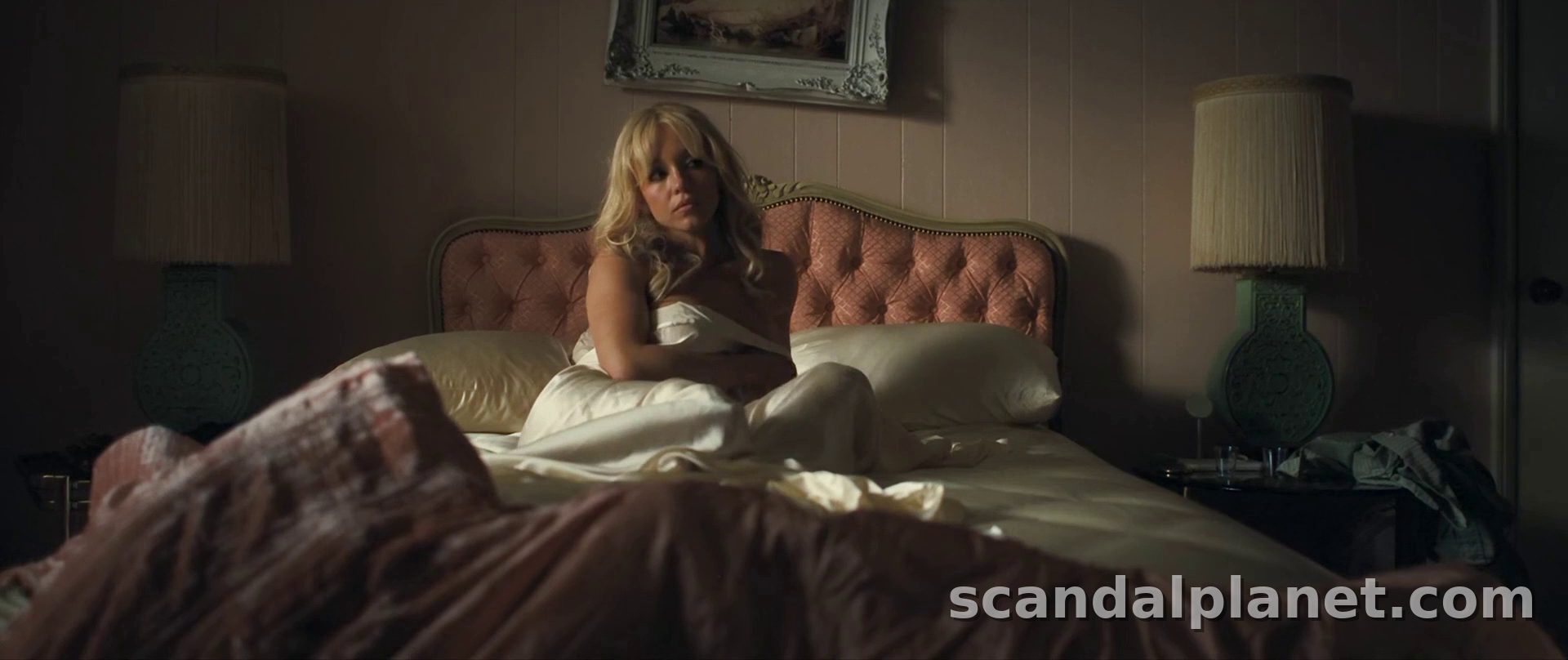 Cassie in bed in the sunlit room, Euphoria S3E7