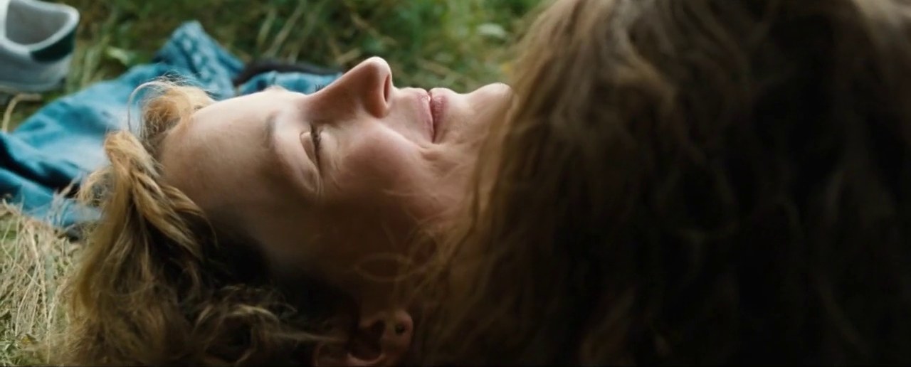 Vicky Krieps as Lucy in the grass with Frederick Lau, Gutland (2017)
