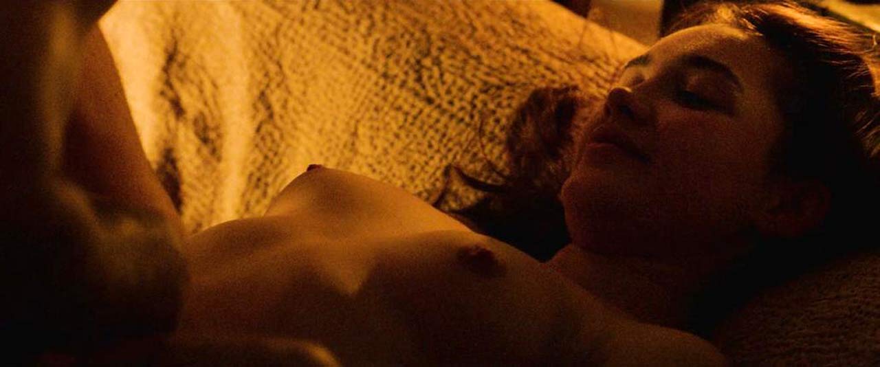 Florence Pugh nude in Outlaw King
